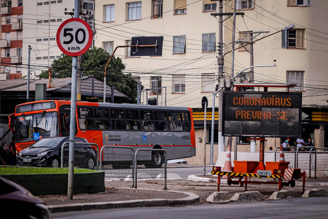 Foto de um ônibus com mensagem de prevenção ao coronavírus na Avenida Doutor Arnaldo, Zona Oeste da Capital